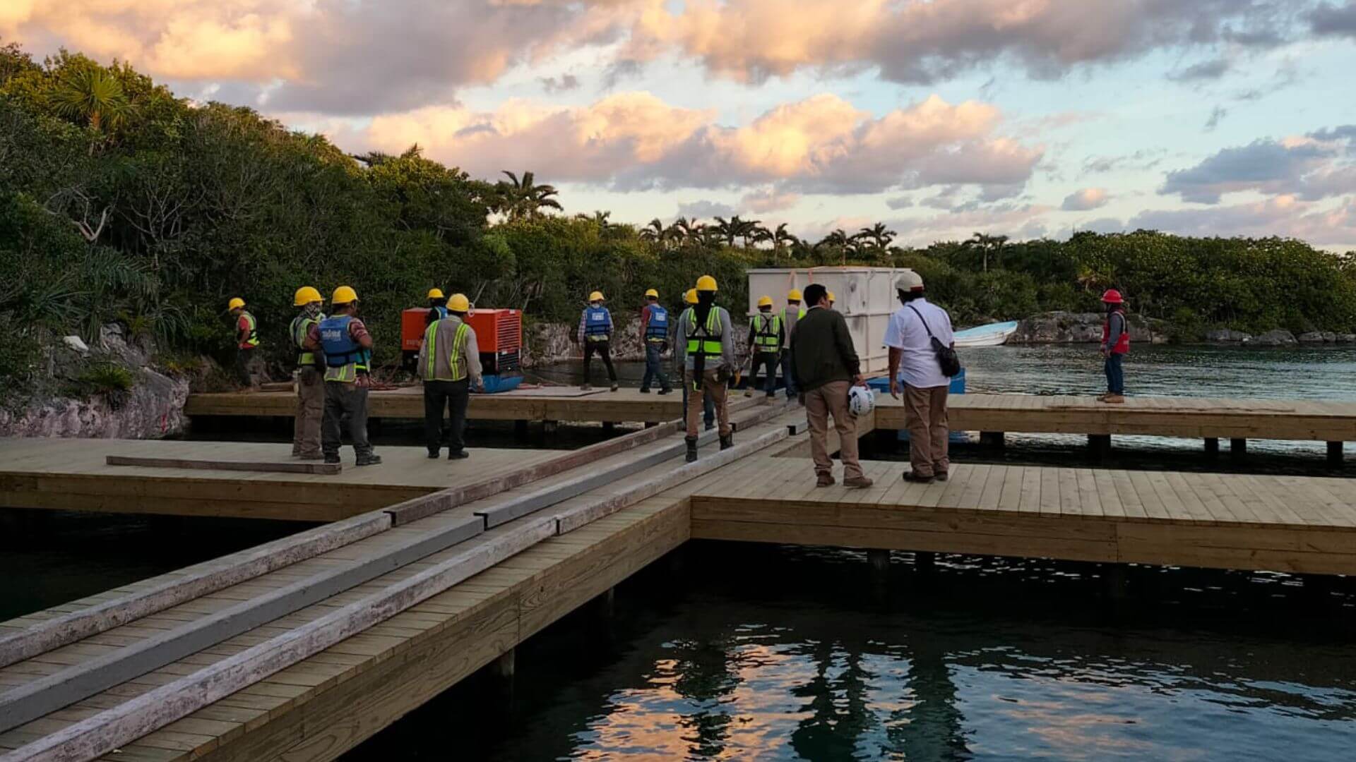 Equipo trabajando - Santos Palapas y Construcciones